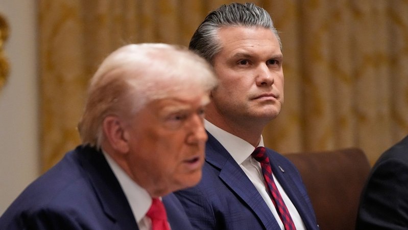 US-Präsident Donald Trump spricht während einer Kabinettssitzung im Weißen Haus neben US-Verteidigungsminister Pete Hegseth | Bild: dpa-Bildfunk/Julia Demaree Nikhinson US-Präsident Donald Trump spricht während einer Kabinettssitzung im Weißen Haus neben US-Verteidigungsminister Pete Hegseth