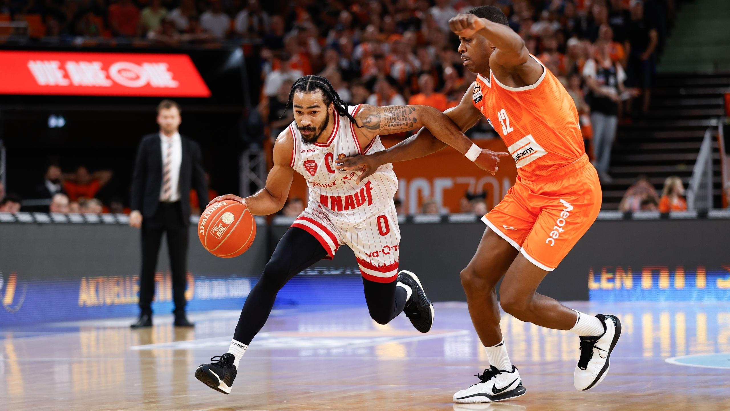 Im Bild: v.li. Otis Livingston II (Wuerzburg Baskets, 0) gegen Georginho de Paula (ratiopharm Ulm, 32) 