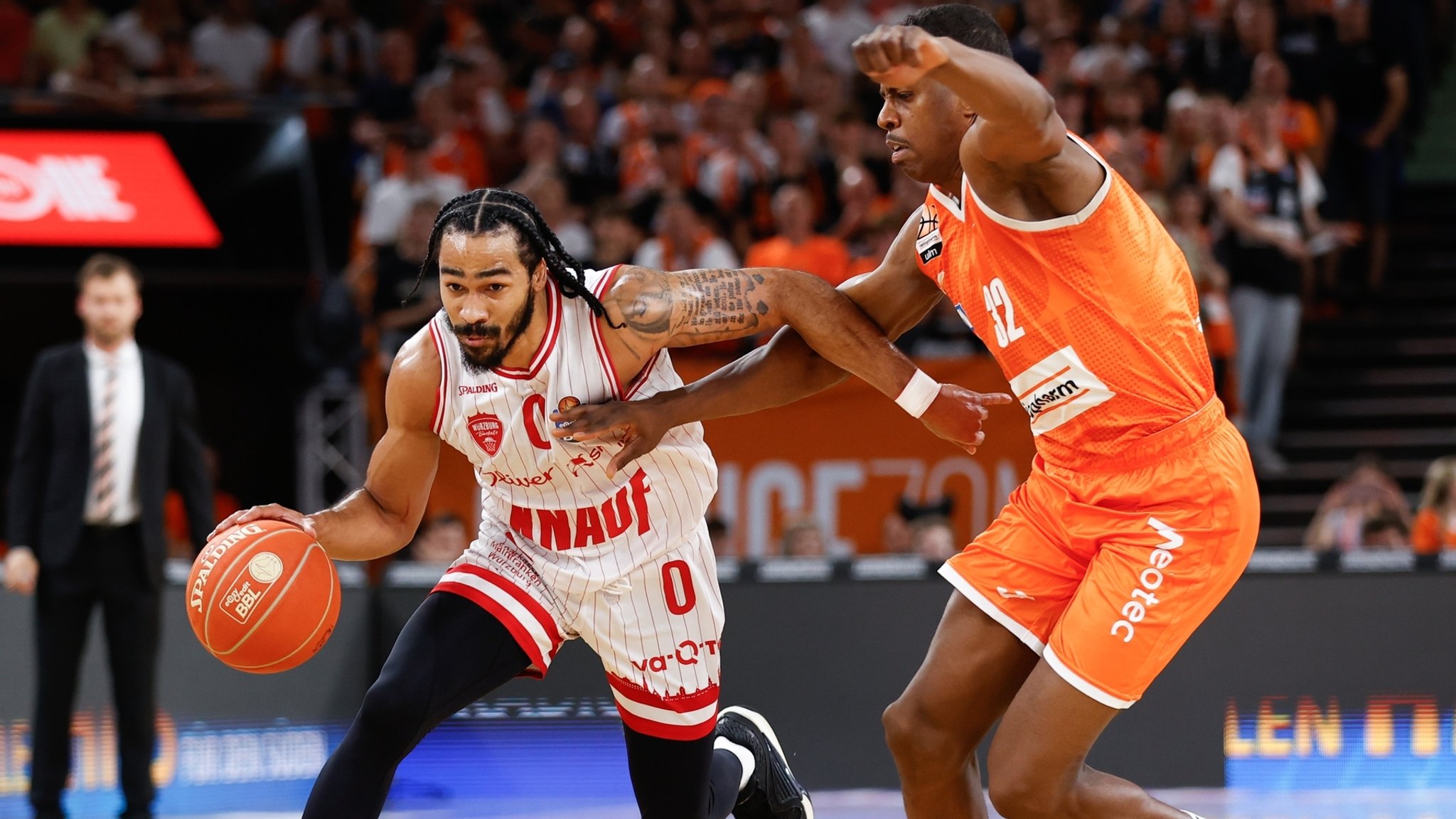 Im Bild: v.li. Otis Livingston II (Wuerzburg Baskets, 0) gegen Georginho de Paula (ratiopharm Ulm, 32) 