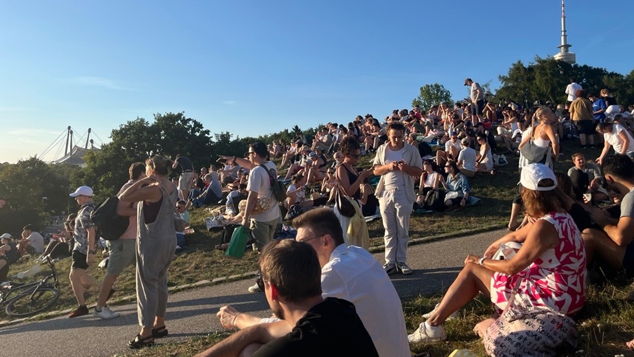 Sonnenfinsternis-Fans am Münchner Olympiaberg. | Bild: BR/Petr Jerabek Sonnenfinsternis-Fans am Münchner Olympiaberg.