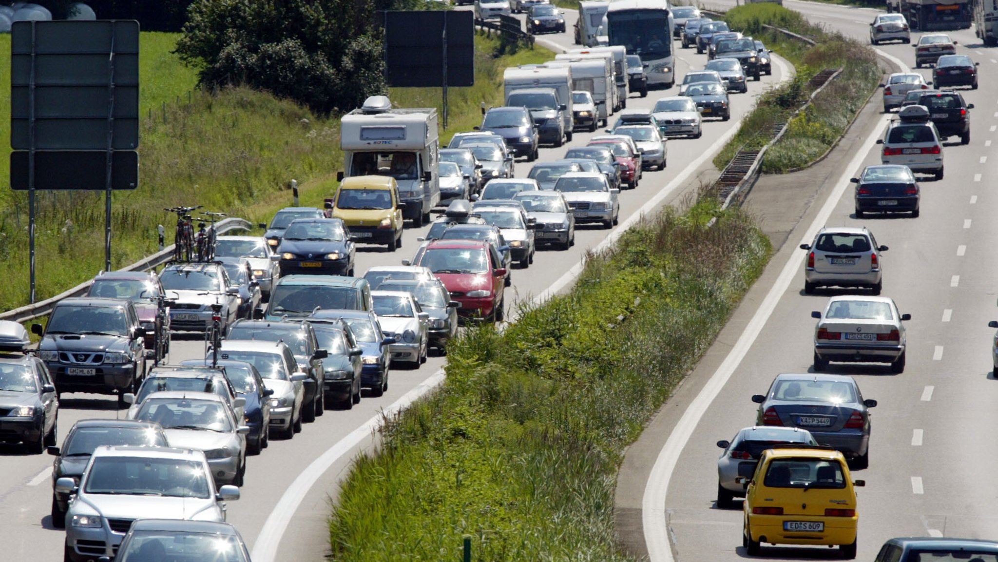 Archivbild: Stau auf der A8 bei Rohrdorf.