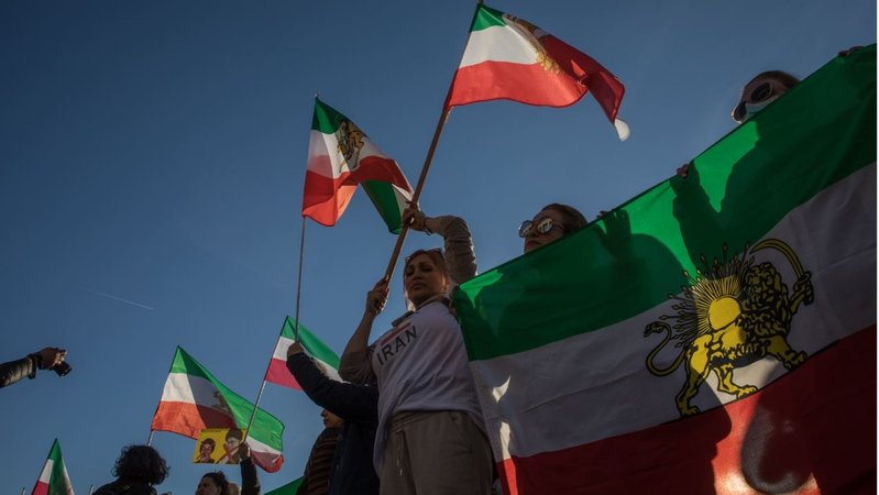 Menschen mit iranischen Flaggen in Berlin (Symbolbild)
