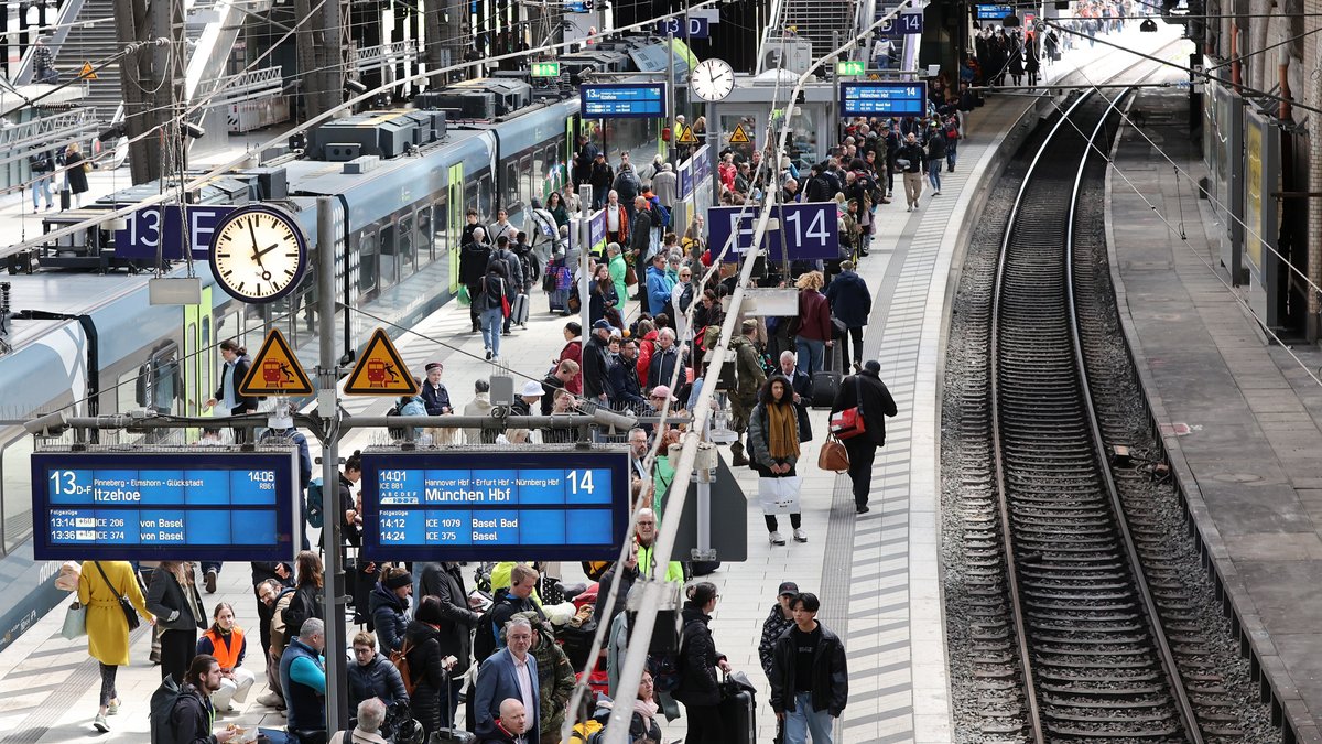 Viele Reisende am Hamburger Hauptbahnhof