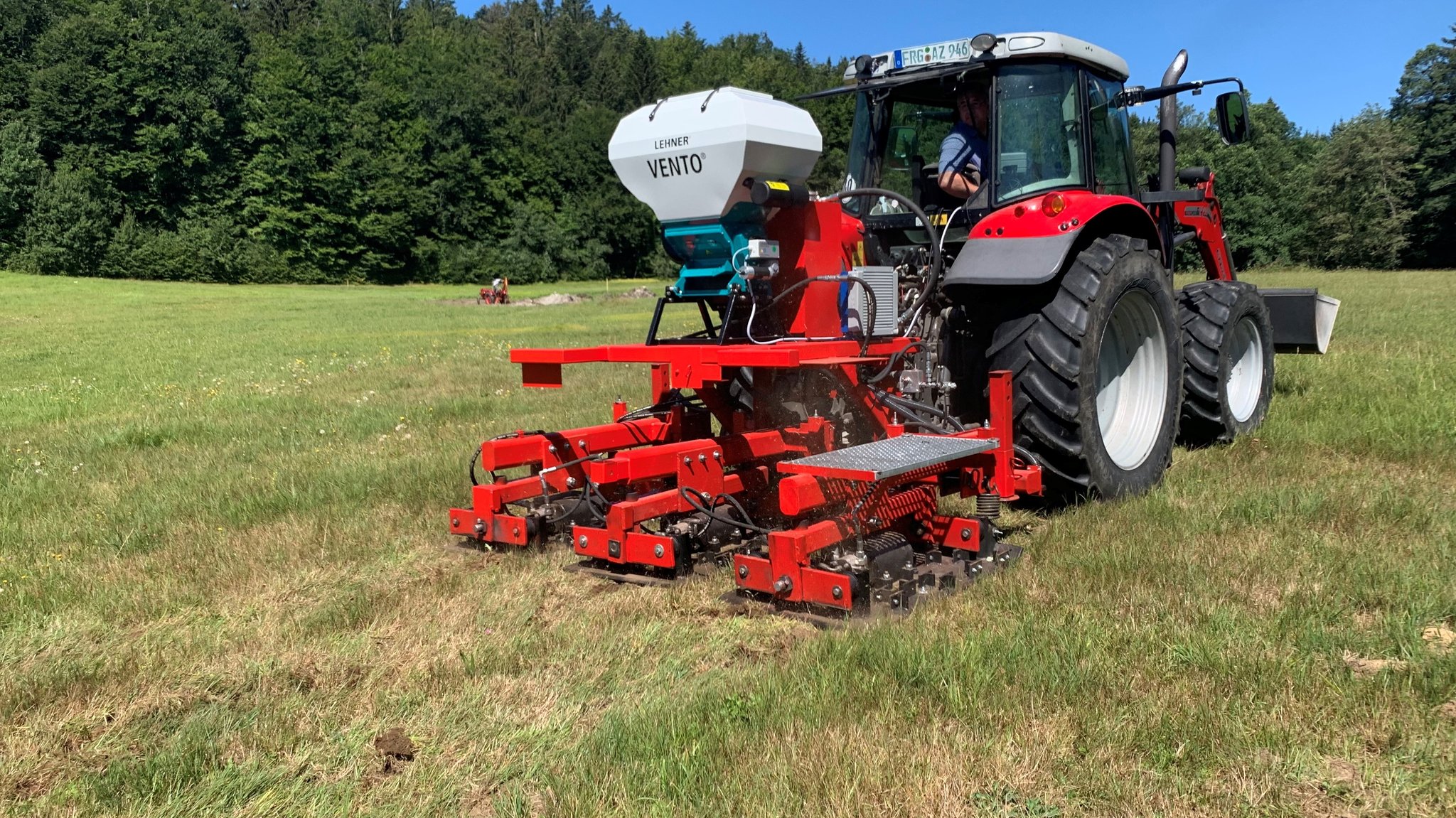 Ein Traktor mit angehängter Engerling-Bekämpfungsmaschine