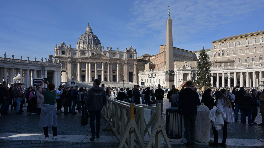 Menschen stehen auf dem Petersplatz. Der emeritierte Papst Benedikt XVI. ist am 31.12.2022 im Alter von 95 Jahren im Vatikan gestorben.