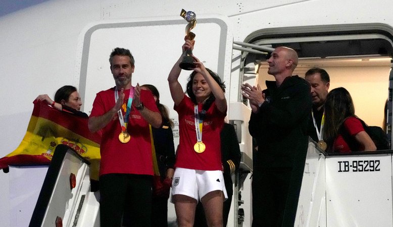Ivana Andres, Kapitänin der Fußball-Weltmeisterinnen neben Cheftrainer Vilda (links) und Verbandspräsident Rubiales (rechts). (Archivbild)