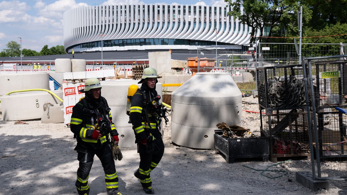 Feuerwehrleute auf einer Großbaustelle im Münchner Olympiapark am 14.06.2023.