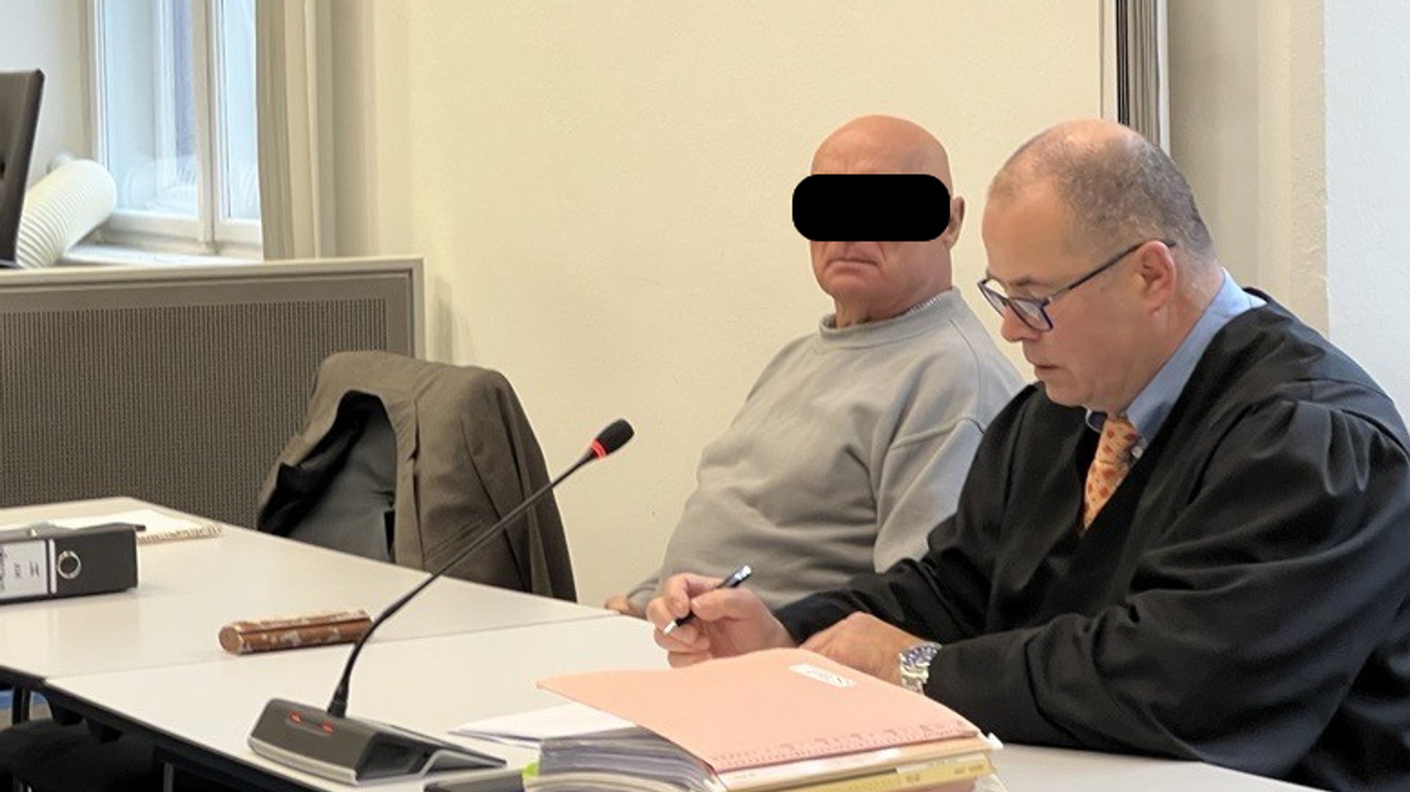 Vor dem Landgericht Bamberg ist der 74 Jahre alte Tatverdächtige wegen Totschlags zu einer Freiheitsstrafe von zwölf Jahren verurteilt worden.  | Bild: BR Vor dem Landgericht Bamberg ist der 74 Jahre alte Tatverdächtige wegen Totschlags zu einer Freiheitsstrafe von zwölf Jahren verurteilt worden.