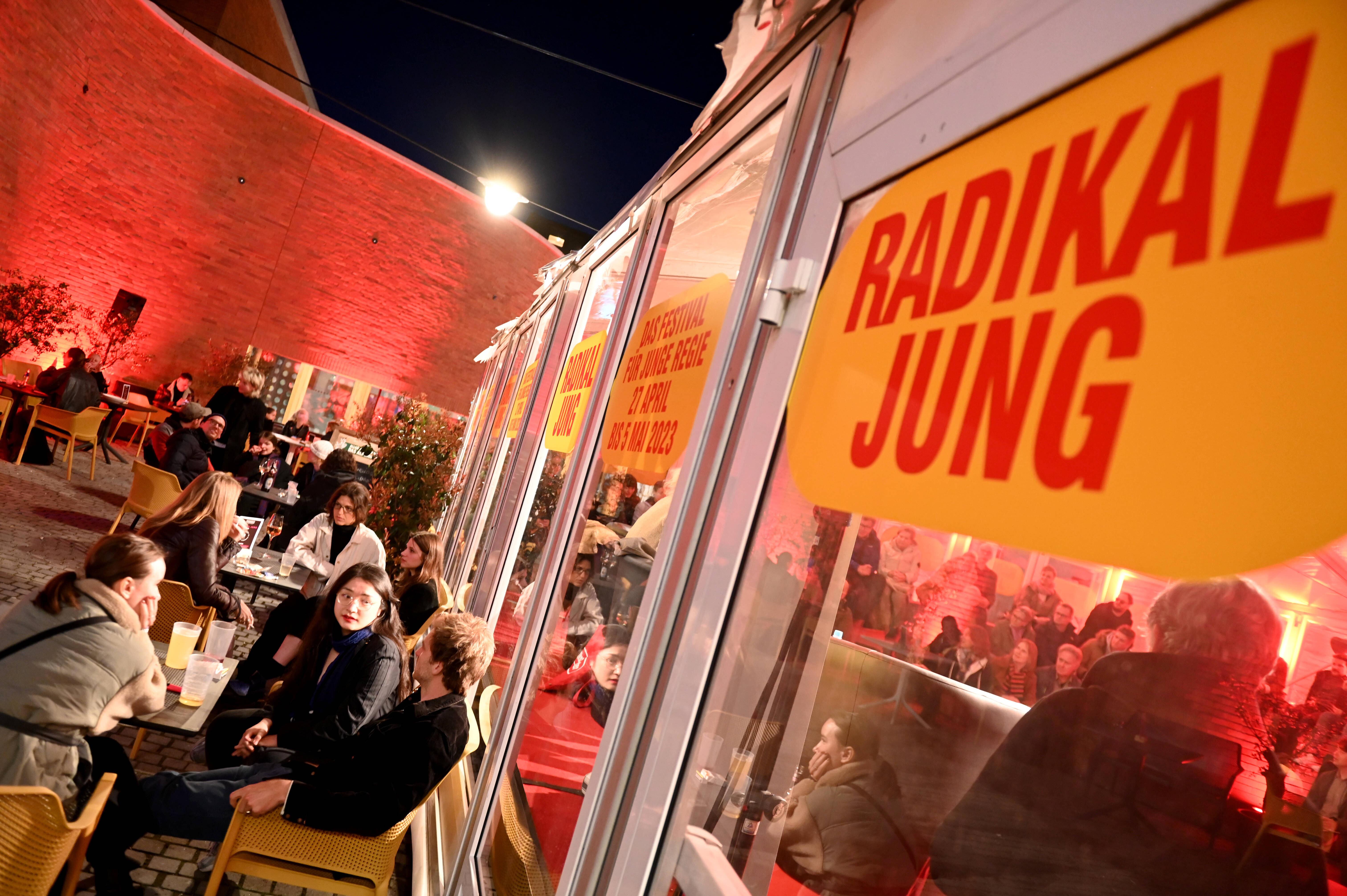 (Symbolbild) Der Schriftzug "Radikal jung" an einer Glastür