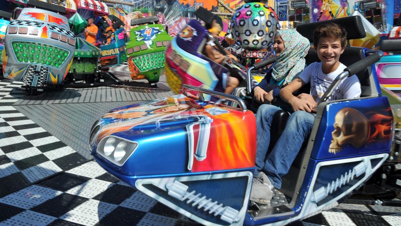 Jugendliche in einem Fahrgeschäft auf dem Augsburger Plärrer | Bild: picture alliance / Stefan Puchner Jugendliche in einem Fahrgeschäft auf dem Augsburger Plärrer