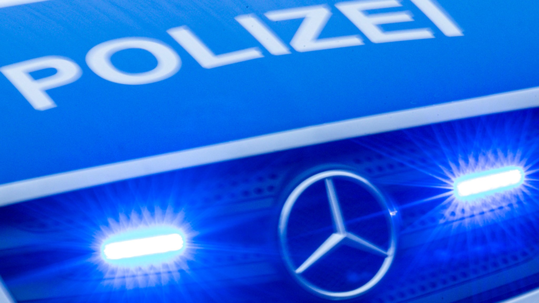 Symbolbild: Blaulicht an einem Polizeiauto