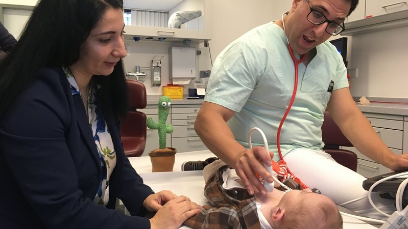 Dr. Muhannad Alkassar untersucht Baby Eric. | Bild: BR / Tobias Burkert Dr. Muhannad Alkassar untersucht Baby Eric.