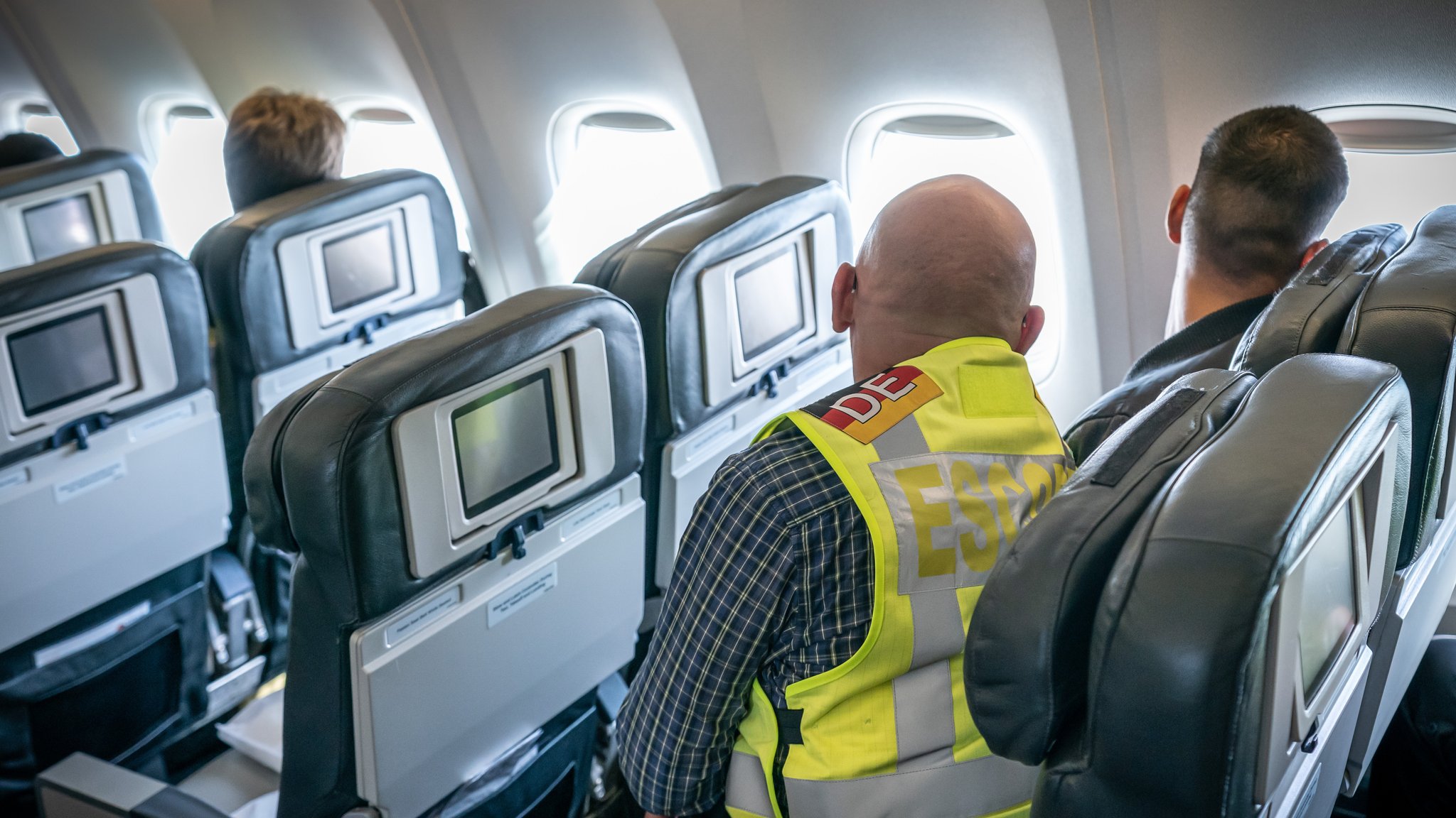 Ein Polizeibeamter begleite einen Abgeschobenen beim Rückflug