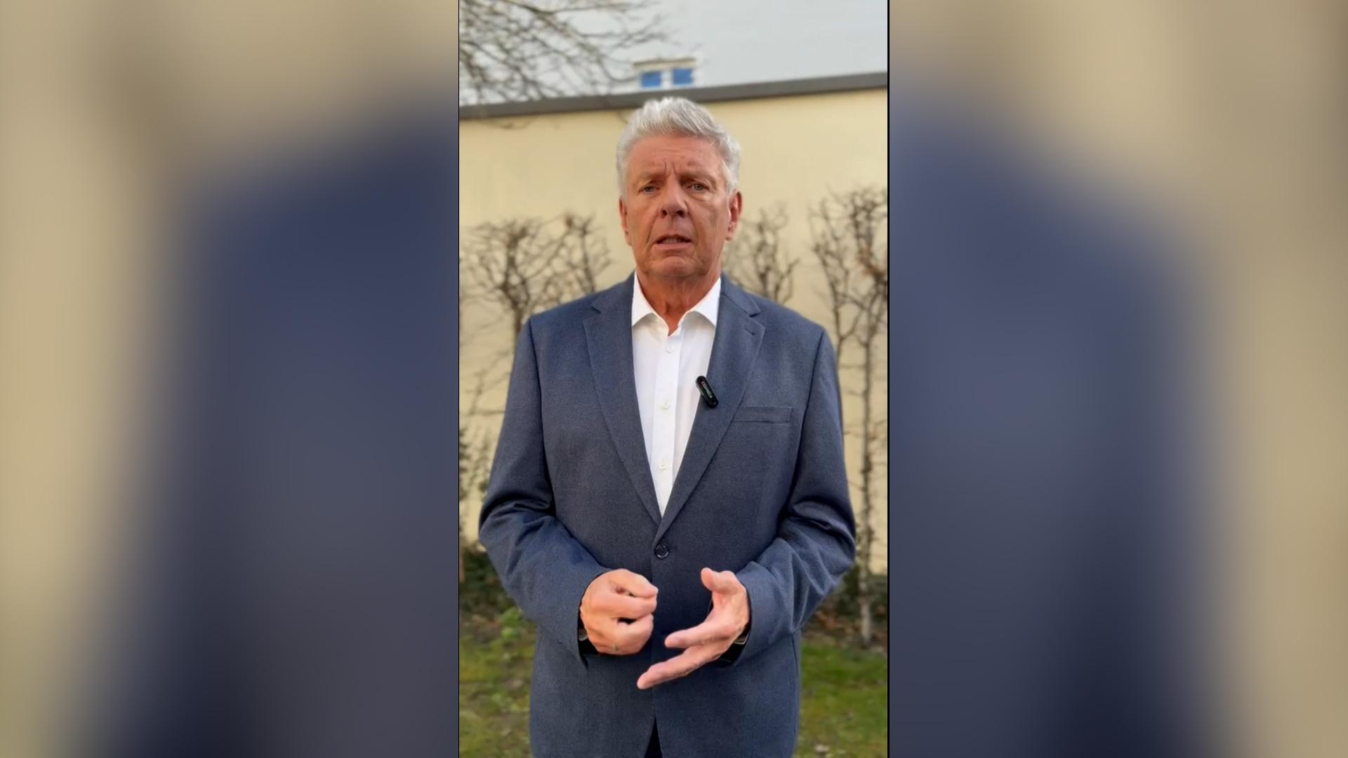 Unter anderem wegen vom Stadtrat nicht genehmigten Zahlungen für einen Posten beim FC Bayern steht der Münchner Oberbürgermeister Dieter Reiter unter Druck. Hierfür bat der SPD-Politiker nun um Entschuldigung.