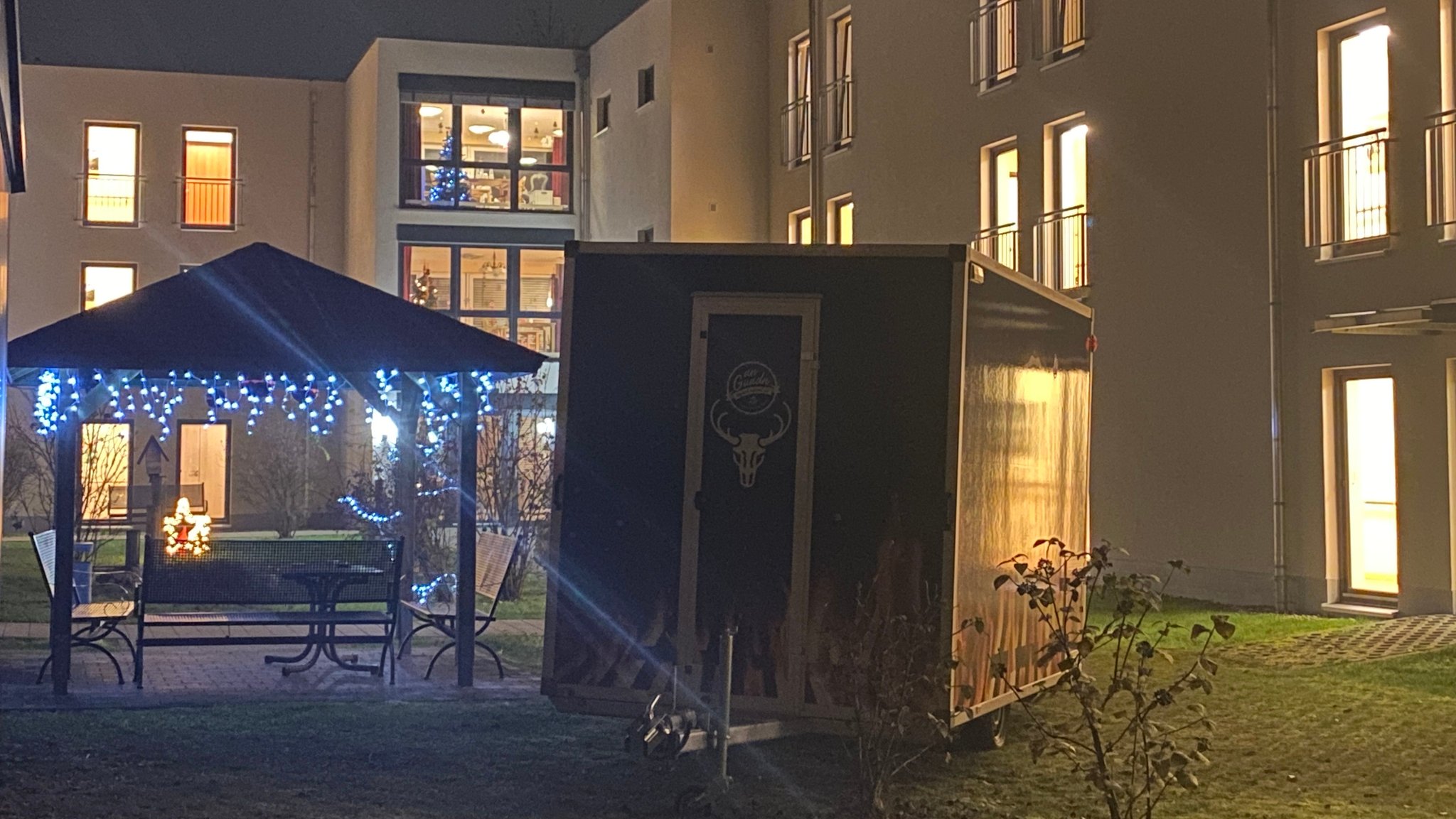 Ein Foodtruck neben einem weihnachtlich beleuchtetem Pavillon im Innenhof des Seniorenzentrums.