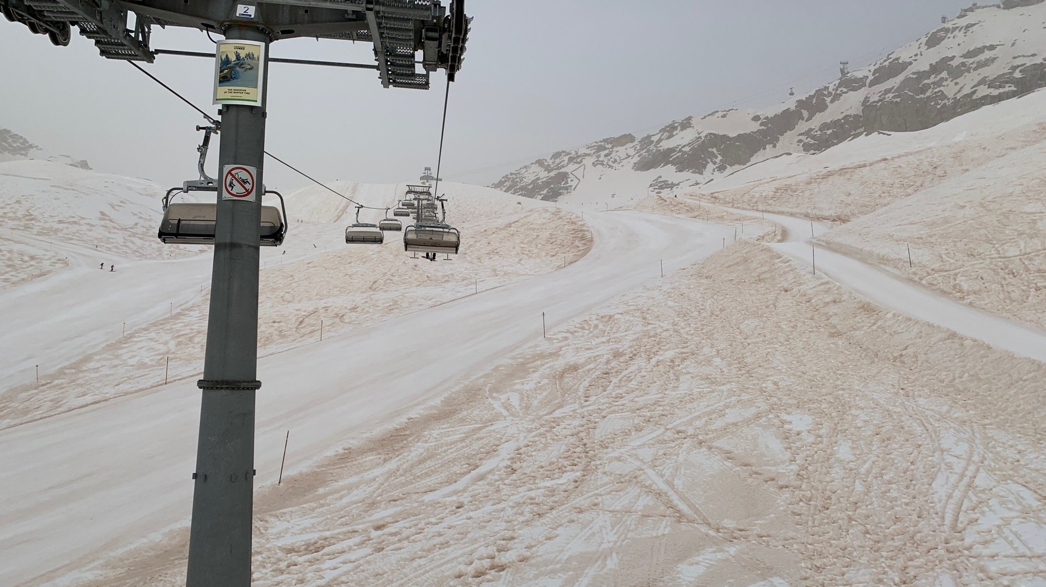 Saharastaub auf der schneebedeckten Zugspitze.