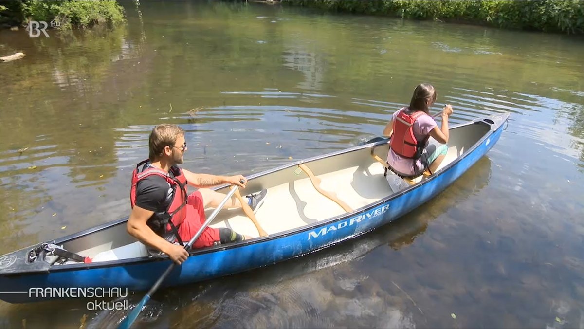 Zwei Menschen in einem Kanu auf der Pegnitz