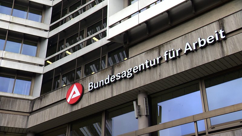 Die Bundesagentur für Arbeit schließt nicht aus, dass die Beiträge zur Arbeitslosenversicherung langfristig steigen könnten. Denn die Ausgaben für Arbeitslosen- und Kurzarbeitergeld und für die Arbeitsförderung sind gestiegen. | Bild: Bayerischer Rundfunk 2024 Die Bundesagentur für Arbeit schließt nicht aus, dass die Beiträge zur Arbeitslosenversicherung langfristig steigen könnten. Denn die Ausgaben für Arbeitslosen- und Kurzarbeitergeld und für die Arbeitsförderung sind gestiegen.