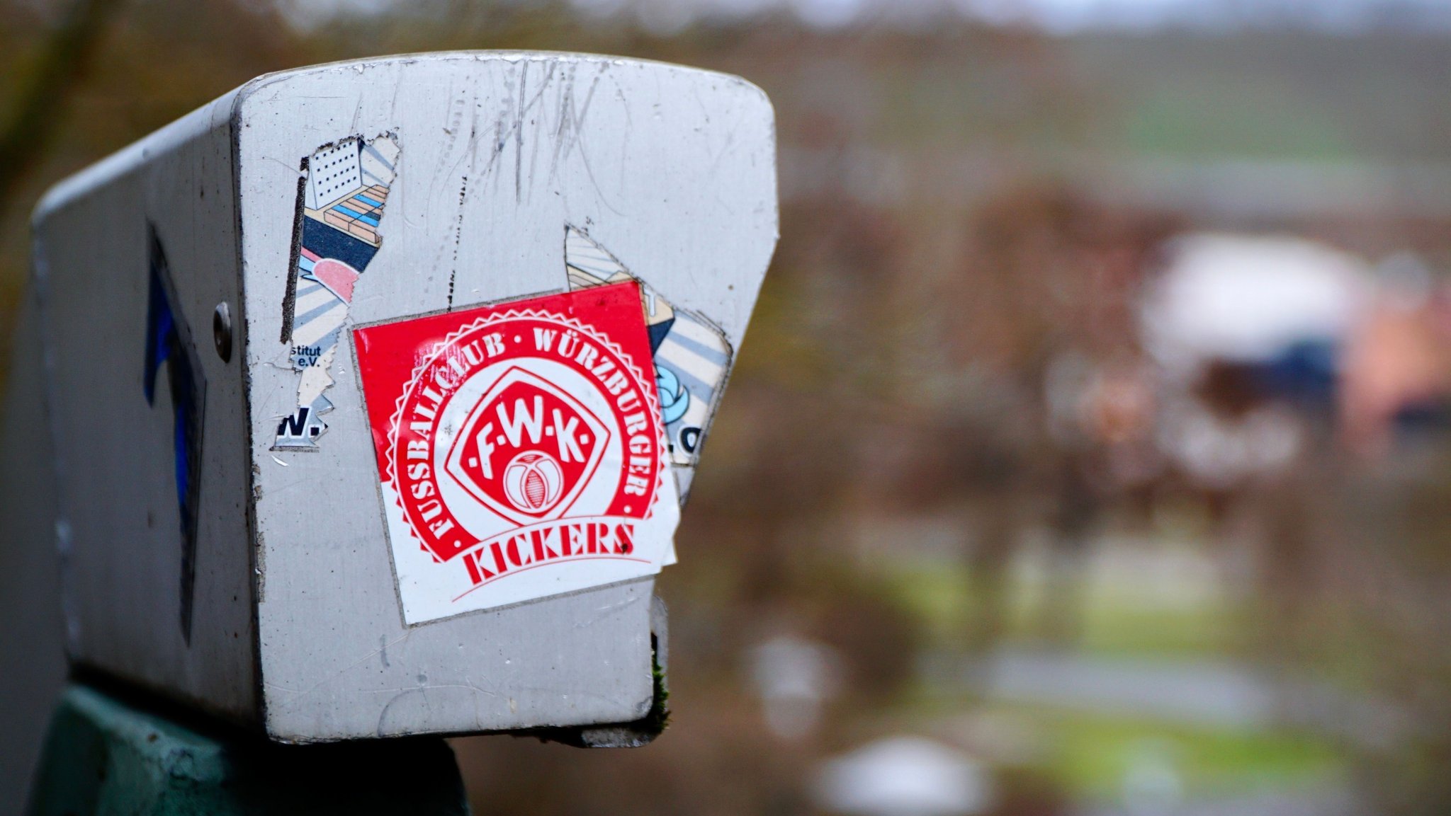 Würzburger Stickers: Ein Aufkleber überhalb der Mainwiesen in Würzburg