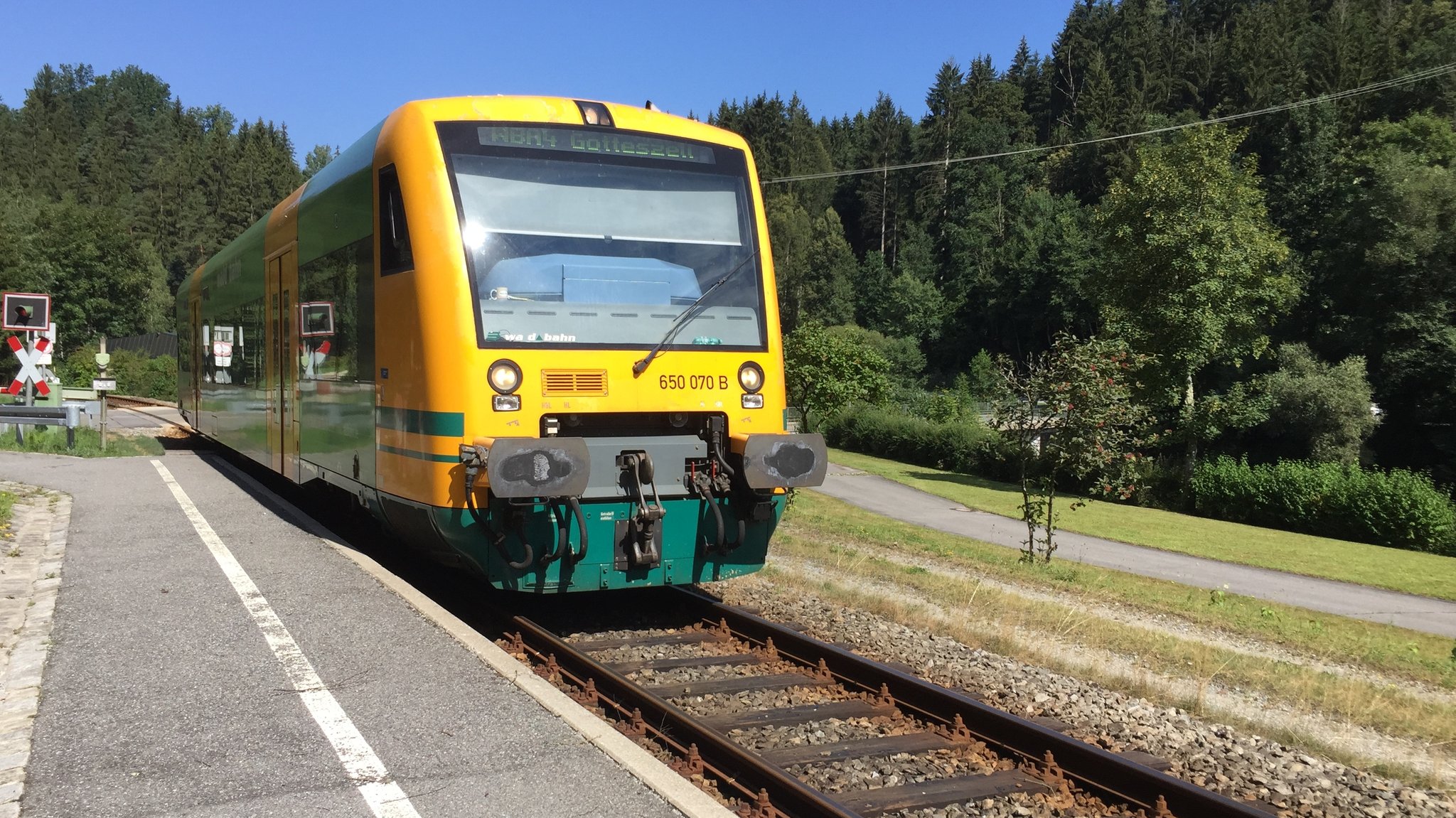 Ein Zug der Waldbahn auf der Strecke Viechtach-Gotteszell