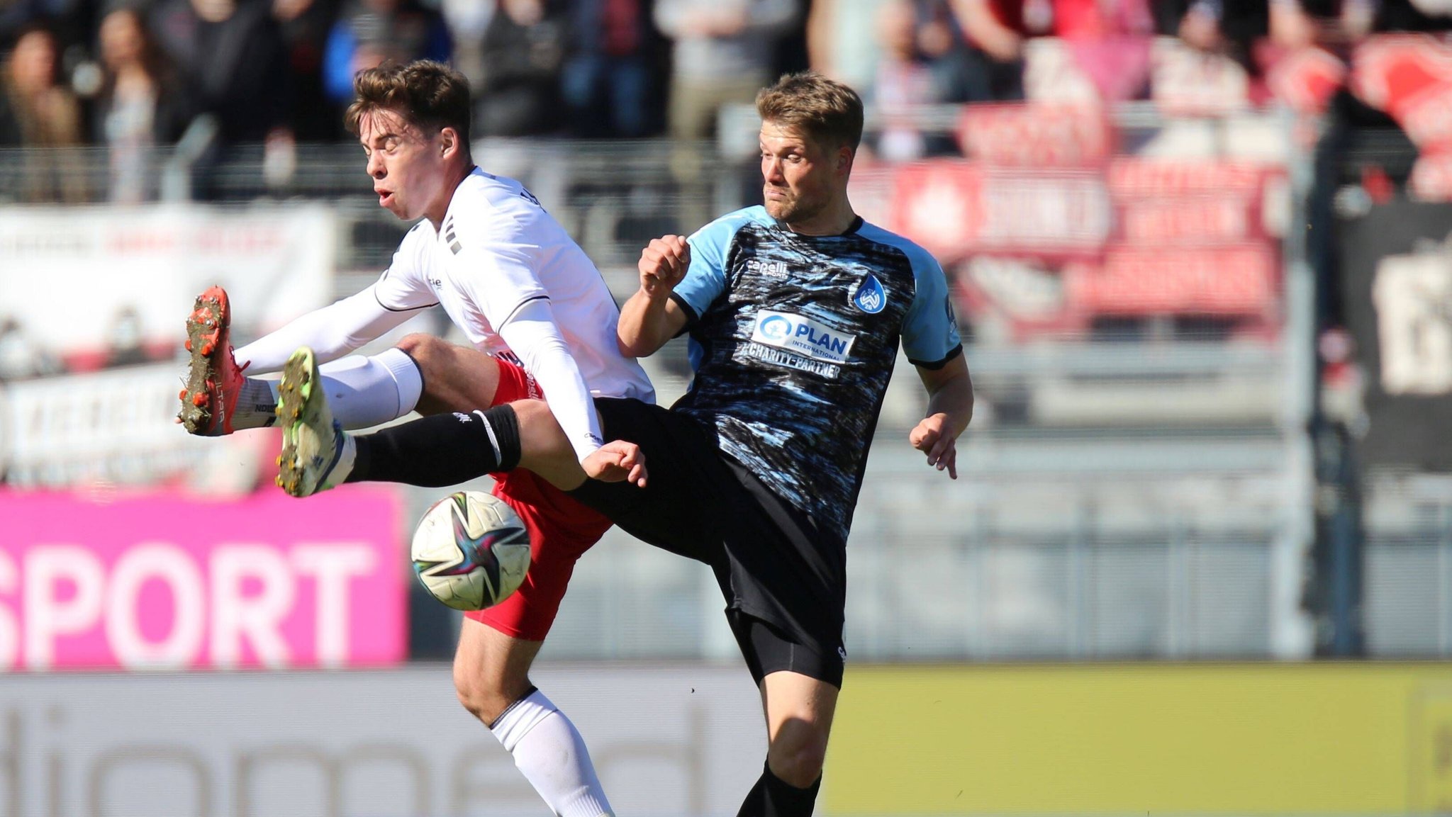 Zweikampf in der Partie SV Wehen Wiesbaden - Türkgücü München