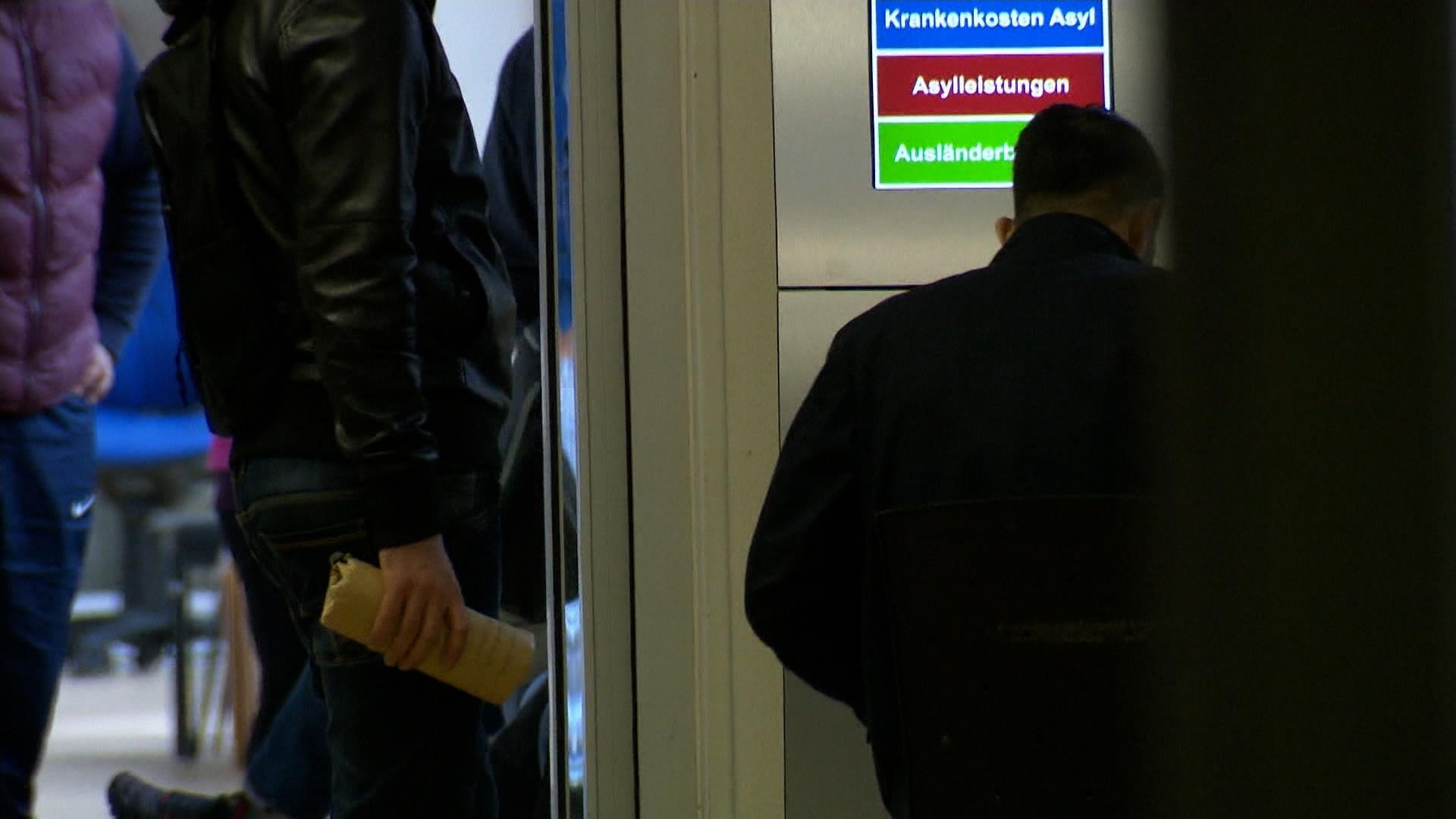 Menschen in einer Ausländerbehörde