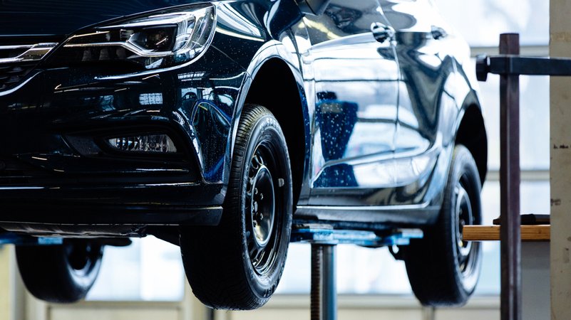 Die Arbeit in einer KFZ-Werkstatt: Ein Auto ist auf einer Hebebühne. | Bild: BR/Sylvia Bentele Die Arbeit in einer KFZ-Werkstatt: Ein Auto ist auf einer Hebebühne.