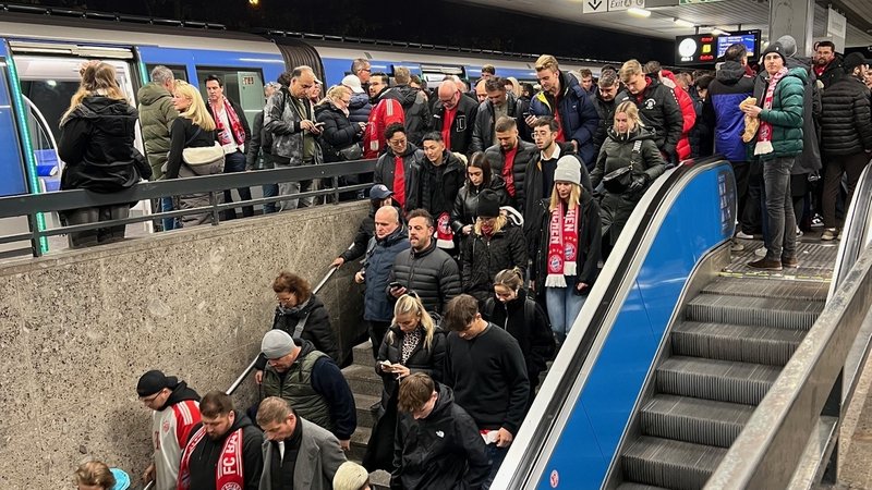 Ein U-Bahnsteig in München ist überfüllt mit Passagieren, von denen einige Fanschals und Trikots des FC Bayern tragen. | Bild: BR/Günther Rehm Ein U-Bahnsteig in München ist überfüllt mit Passagieren, von denen einige Fanschals und Trikots des FC Bayern tragen.