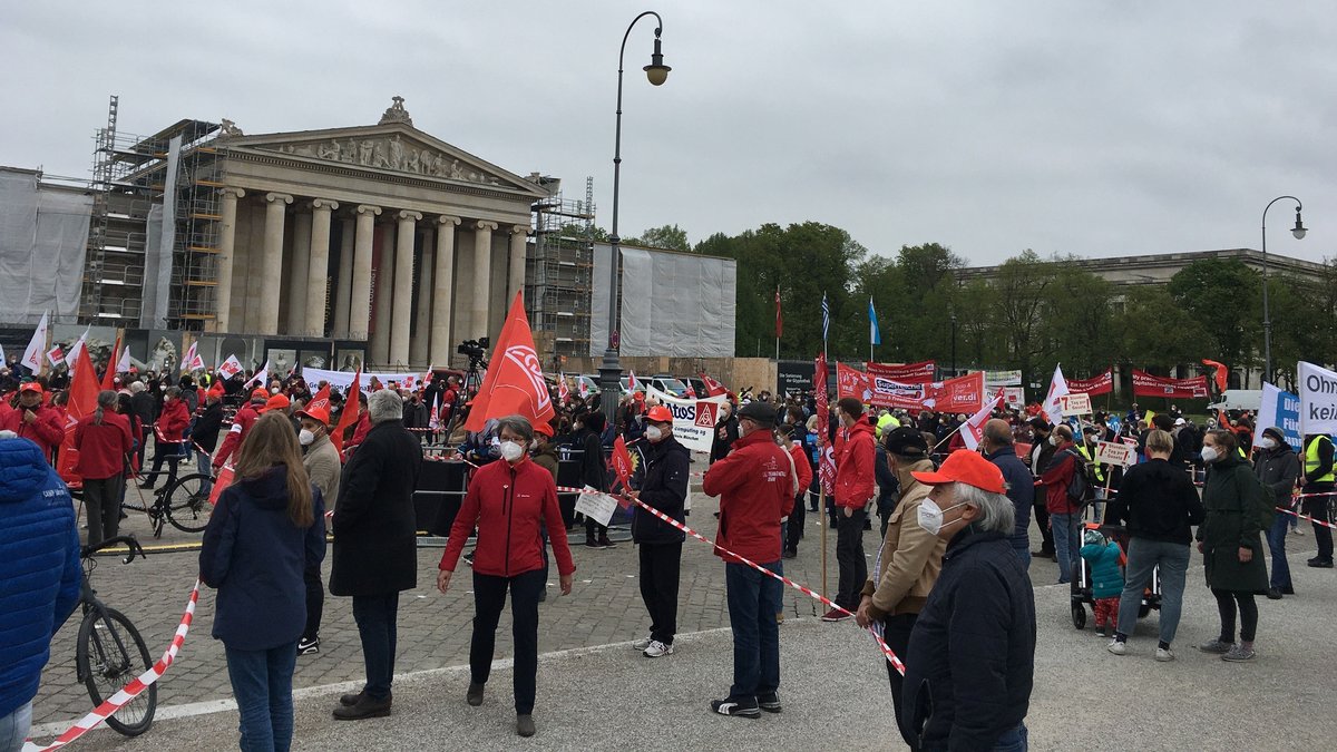 Tag der Arbeit: Hunderte bei Kundgebung am Königsplatz