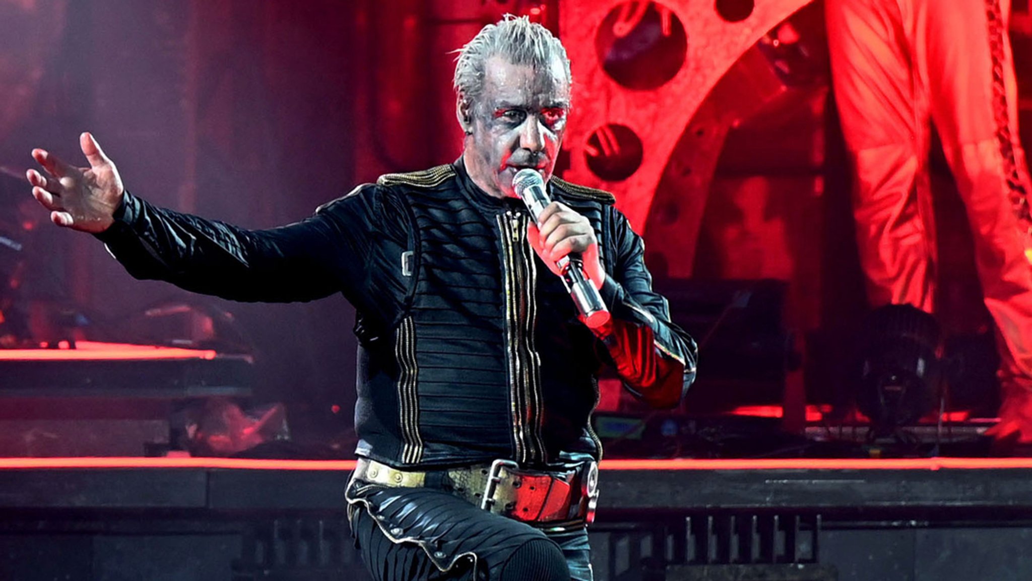  Nordrhein-Westfalen, Düsseldorf: Till Lindemann, Frontsänger von Rammstein, steht während eines Deutschland-Konzerts auf der Bühne.