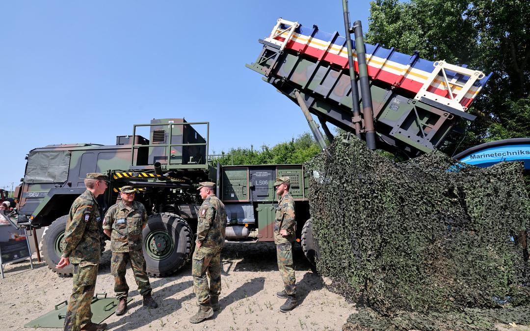 21.06.2025, Mecklenburg-Vorpommern, Greifswald: Zum Auftakt des Mecklenburg-Vorpommern-Tages präsentiert sich die Bundeswehr u.a. mit dem Flugabwehrraketensystem Patriot auf der Ausstellungsfläche der Rettungs- und Sicherungskräfte. 