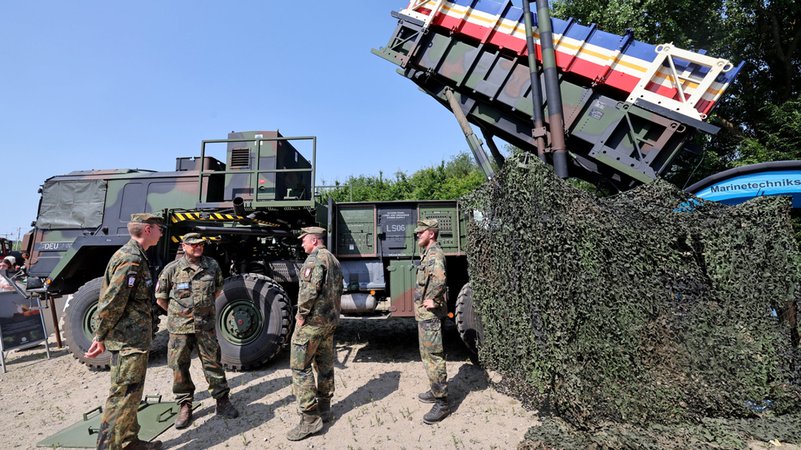 21.06.2025, Mecklenburg-Vorpommern, Greifswald: Zum Auftakt des Mecklenburg-Vorpommern-Tages präsentiert sich die Bundeswehr u.a. mit dem Flugabwehrraketensystem Patriot auf der Ausstellungsfläche der Rettungs- und Sicherungskräfte. | Bild: dpa-Bildfunk/Bernd Wüstneck 21.06.2025, Mecklenburg-Vorpommern, Greifswald: Zum Auftakt des Mecklenburg-Vorpommern-Tages präsentiert sich die Bundeswehr u.a. mit dem Flugabwehrraketensystem Patriot auf der Ausstellungsfläche der Rettungs- und Sicherungskräfte.