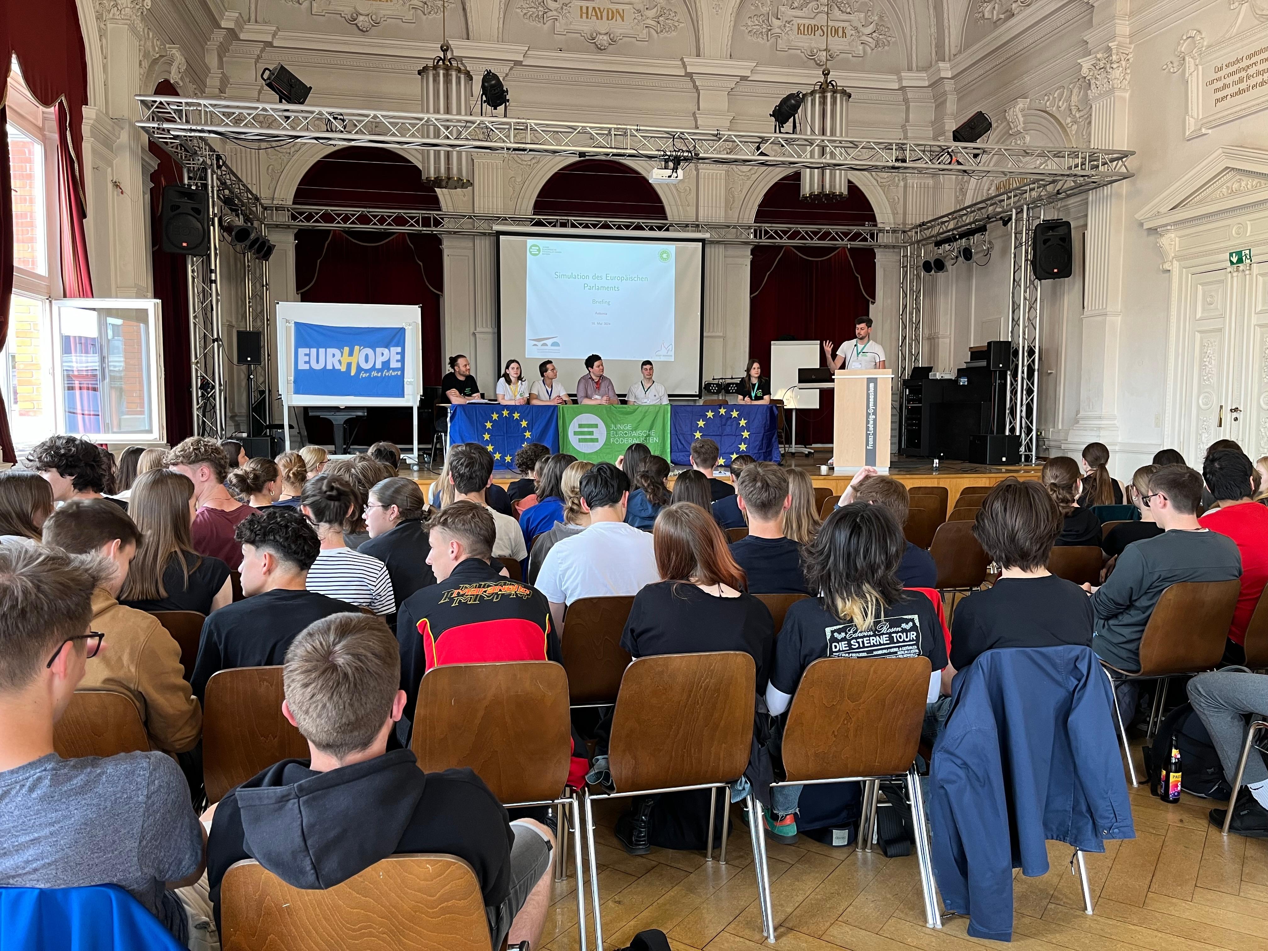 11. Klässler am Franz-Ludwig-Gymnasium simulieren die Arbeit des EU-Parlaments.