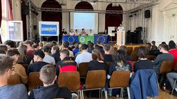 11. Klässler am Franz-Ludwig-Gymnasium simulieren die Arbeit des EU-Parlaments. | Bild:BR/Claudia Grimmer