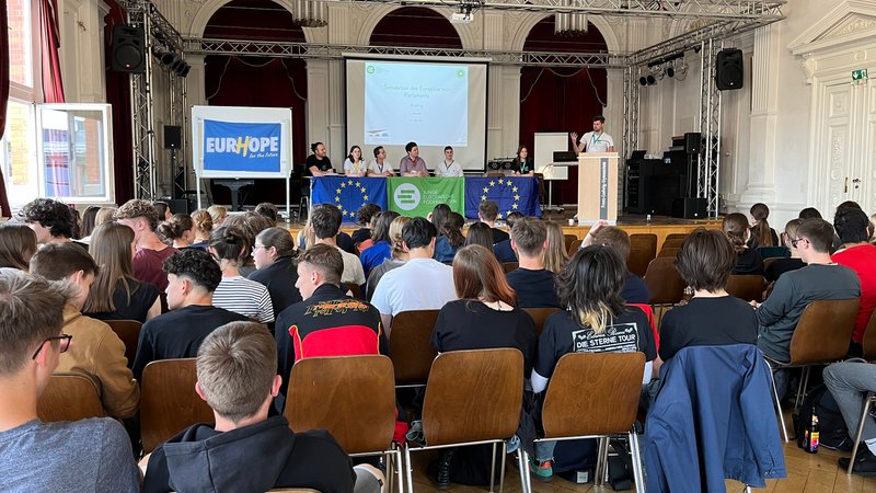 11. Klässler am Franz-Ludwig-Gymnasium simulieren die Arbeit des EU-Parlaments.
