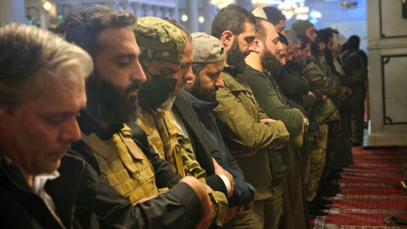 Hochrangige Mitglieder der islamistischen HTS-Miliz beten nach der Einnahme der syrischen Hauptstadt (Aufnahme vom 09.12.2024) | Bild: picture alliance / abaca | Balkis Press/ABACA Hochrangige Mitglieder der islamistischen HTS-Miliz beten nach der Einnahme der syrischen Hauptstadt (Aufnahme vom 09.12.2024)