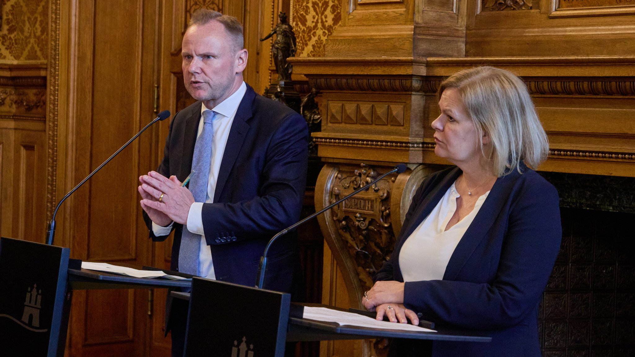 Andy Grote, Innen- und Sportsenator Hamburgs, und Nancy Faeser (beide SPD), Bundesinnenministerin, geben nach einer Sonder-IMK und weiteren Entwicklungen nach Angriffen auf den sächsischen SPD-Europaabgeordneten Matthias Ecke und Wahlkämpfern anderer Parteien eine Pressekonferenz.