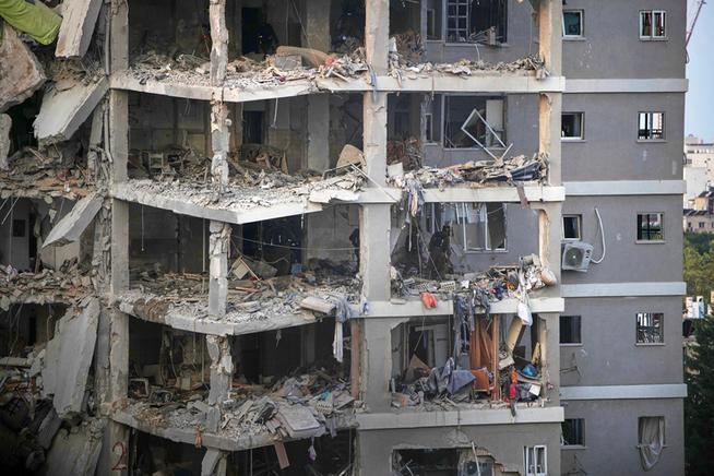 15.06.2025, Israel, Bat Jam: Israelische Sicherheitskräfte inspizieren zerstörte Gebäude, die von einer aus dem Iran abgefeuerten Rakete getroffen wurden. Foto: Ohad Zwigenberg/AP/dpa +++ dpa-Bildfunk +++ | Bild:dpa-Bildfunk/Ohad Zwigenberg