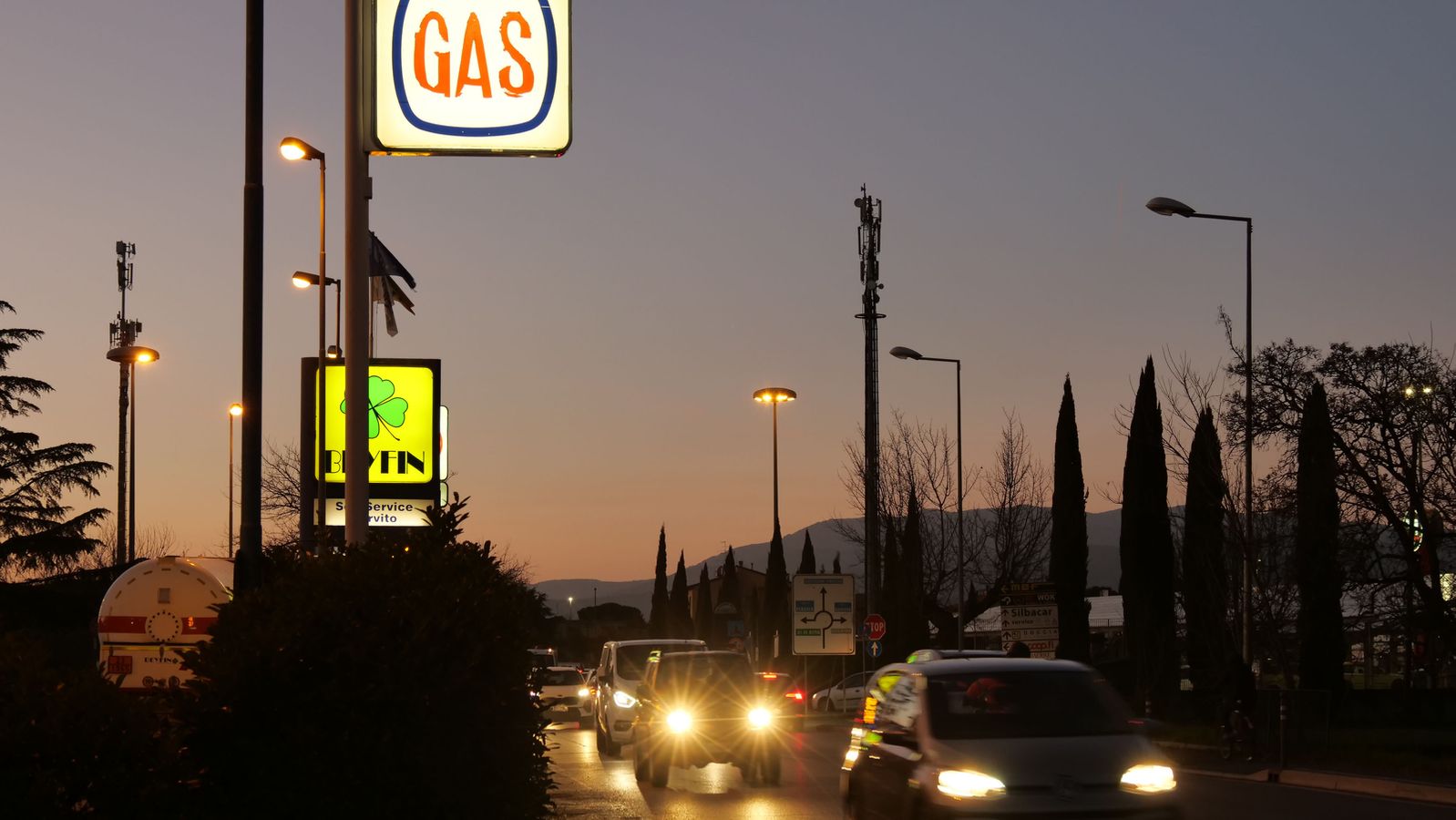 Il governo italiano abbassa i prezzi della benzina |  BR24