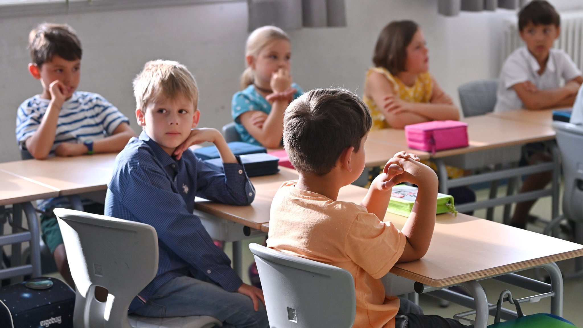 Grundschüler sitzen im Unterricht (Symbolbild)