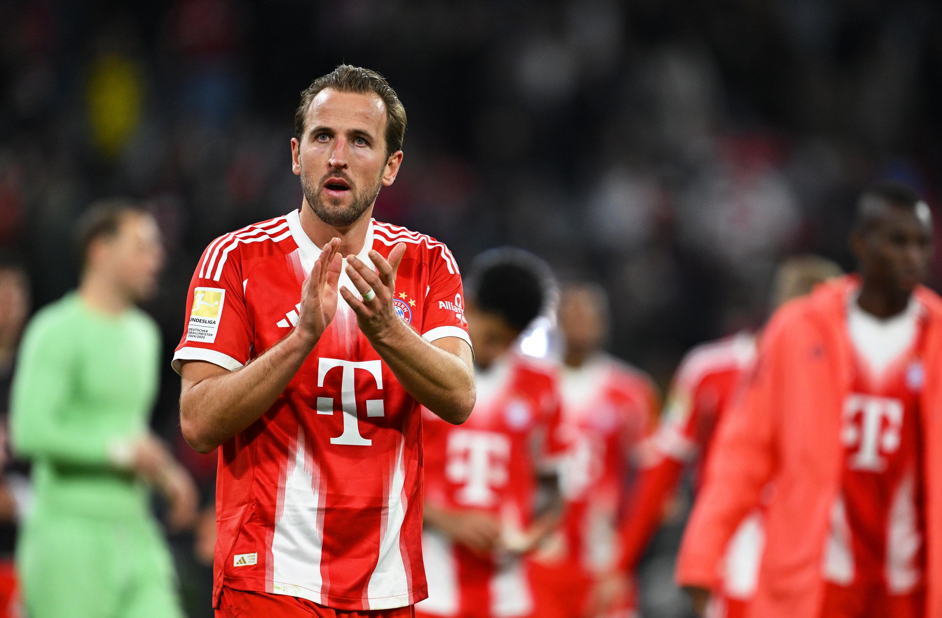 18.10.2025, Bayern, München: Fußball: Bundesliga, Bayern München - Borussia Dortmund, 7. Spieltag, Allianz Arena, Harry Kane (Bayern München) applaudiert nach dem Sieg den Fans. WICHTIGER HINWEIS: Gemäß den Vorgaben der DFL Deutsche Fußball Liga bzw. des DFB Deutscher Fußball-Bund ist es untersagt, in dem Stadion und/oder vom Spiel angefertigte Fotoaufnahmen in Form von Sequenzbildern und/oder videoähnlichen Fotostrecken zu verwerten bzw. verwerten zu lassen. Foto: Sven Hoppe/dpa +++ dpa-Bildfunk +++