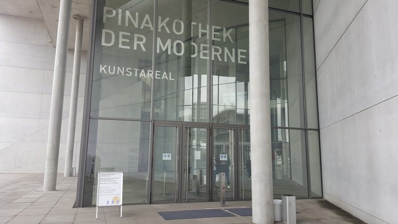 Der Eingang der Pinakothek der Moderne in München.