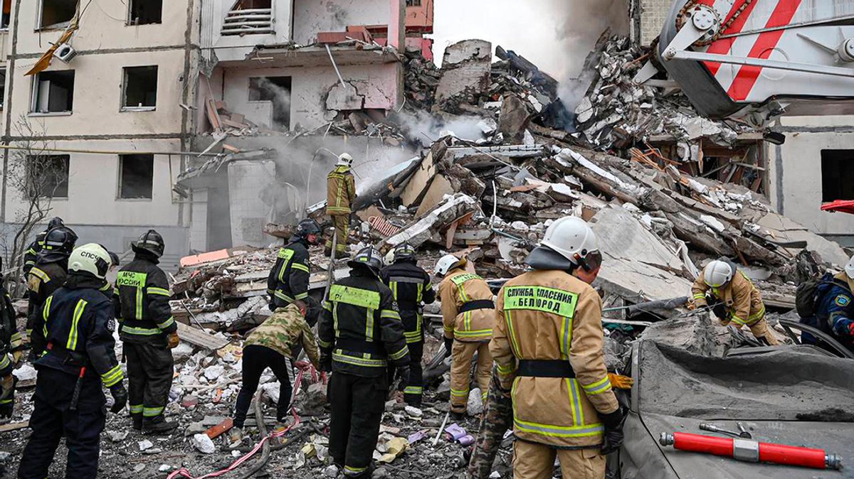 Archivbild vom 12.05.2024: Russische Rettungskräfte am Ort eines teilweise eingestürzten Wohnblocks nach einem Raketenangriff der ukrainischen Streitkräfte