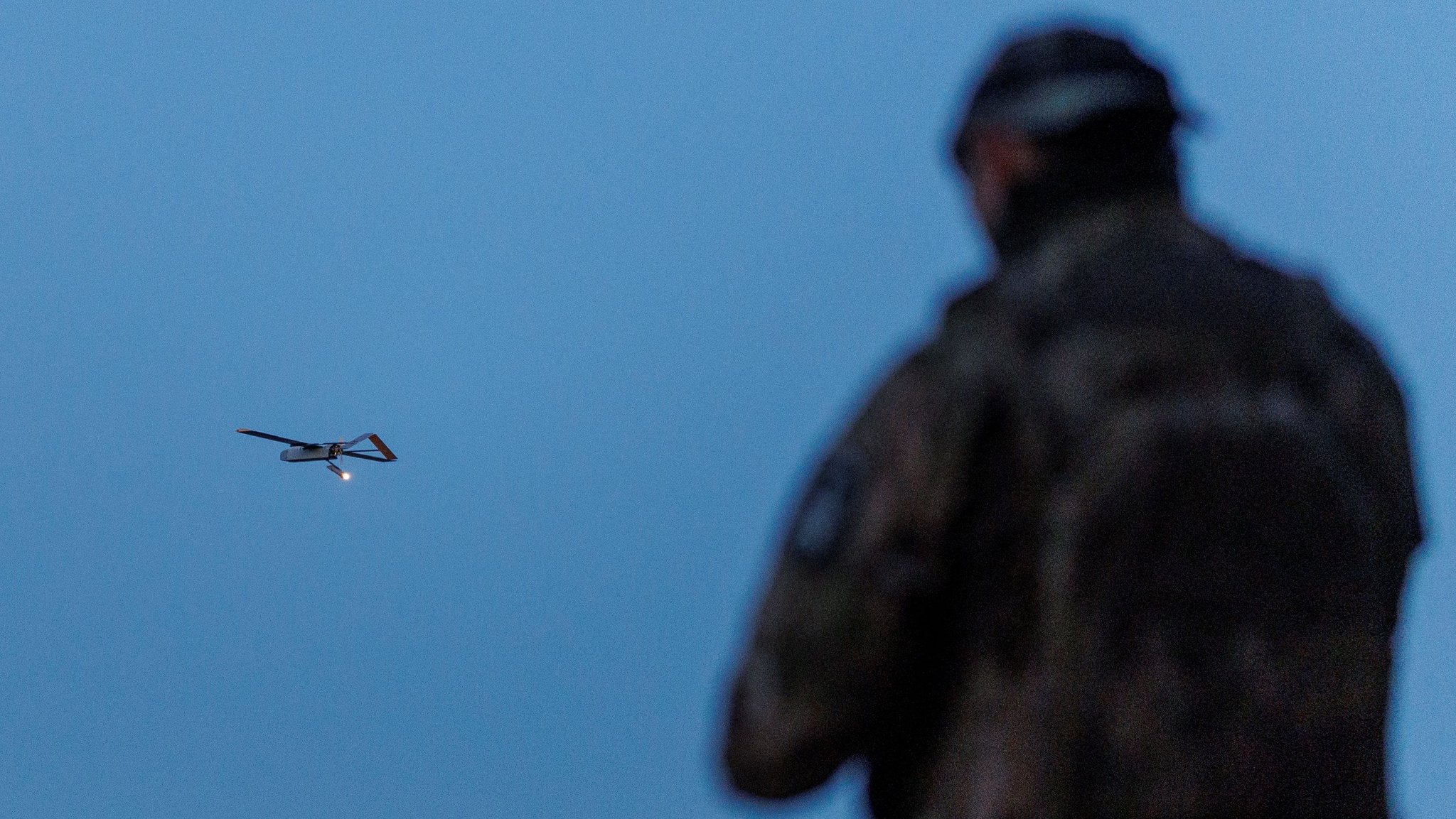 Ein ukrainischer Soldat startet eine Langstreckendrohne vom Typ FP-1 | Bild: Reuters/Valentyn Ogirenko Ein ukrainischer Soldat startet eine Langstreckendrohne vom Typ FP-1