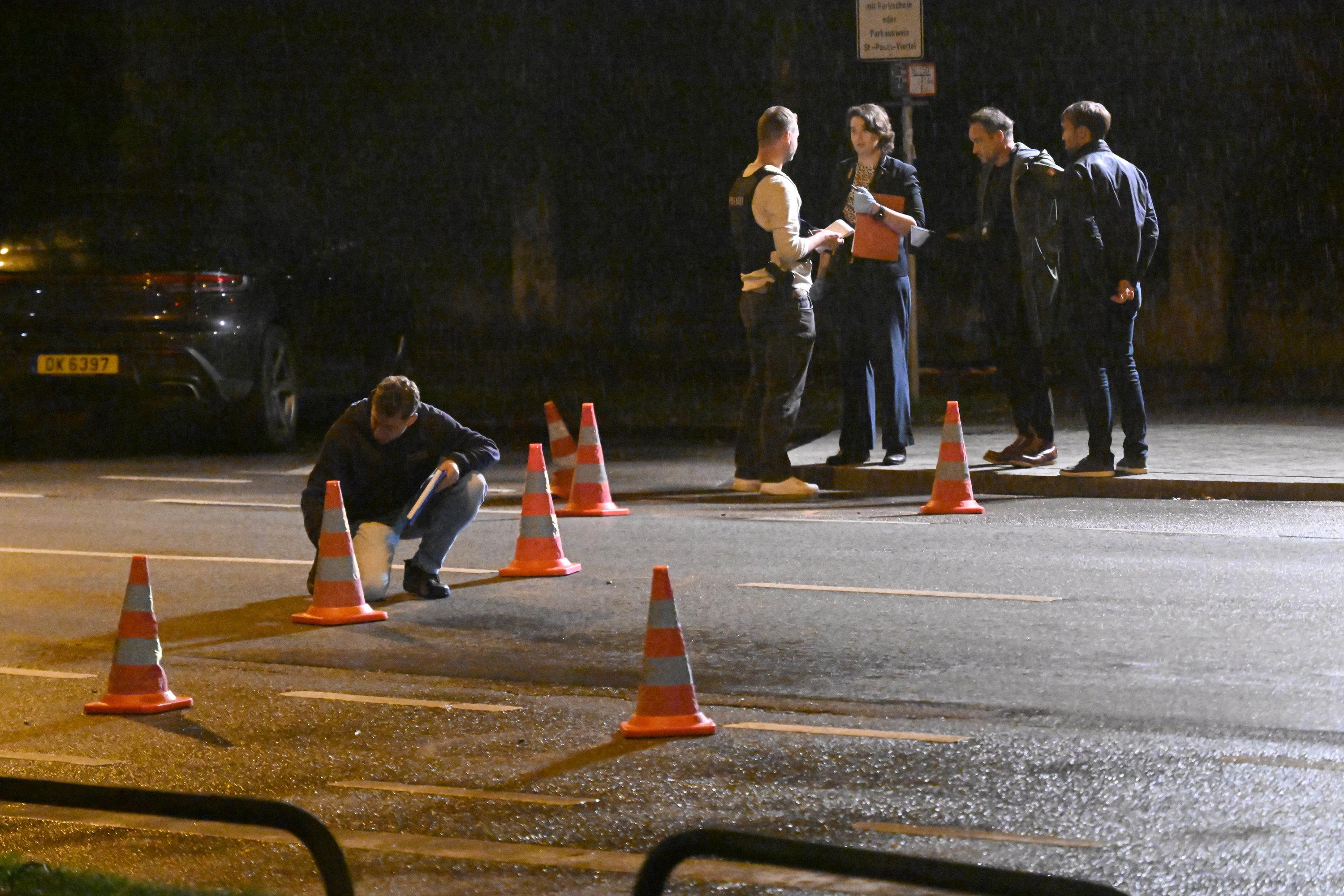 07.06.2025, Bayern, München: Polizisten arbeiten auf der Straße. Nach Messerangriffen auf mehrere Menschen ist an der Theresienwiese in München eine Frau von der Polizei erschossen worden. Foto: Felix Hörhager/dpa +++ dpa-Bildfunk +++