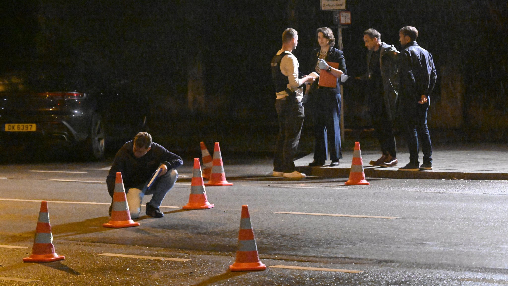 07.06.2025, Bayern, München: Polizisten arbeiten auf der Straße. Nach Messerangriffen auf mehrere Menschen ist an der Theresienwiese in München eine Frau von der Polizei erschossen worden. Foto: Felix Hörhager/dpa +++ dpa-Bildfunk +++