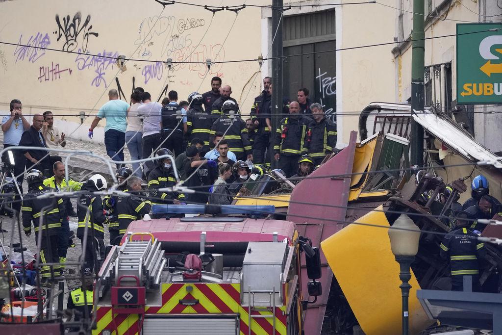 dpatopbilder - 03.09.2025, Portugal, Lissabon: Rettungskräfte arbeiten an der Stelle, an der eine Standseilbahn entgleist ist. Foto: Armando Franca/AP/dpa +++ dpa-Bildfunk +++