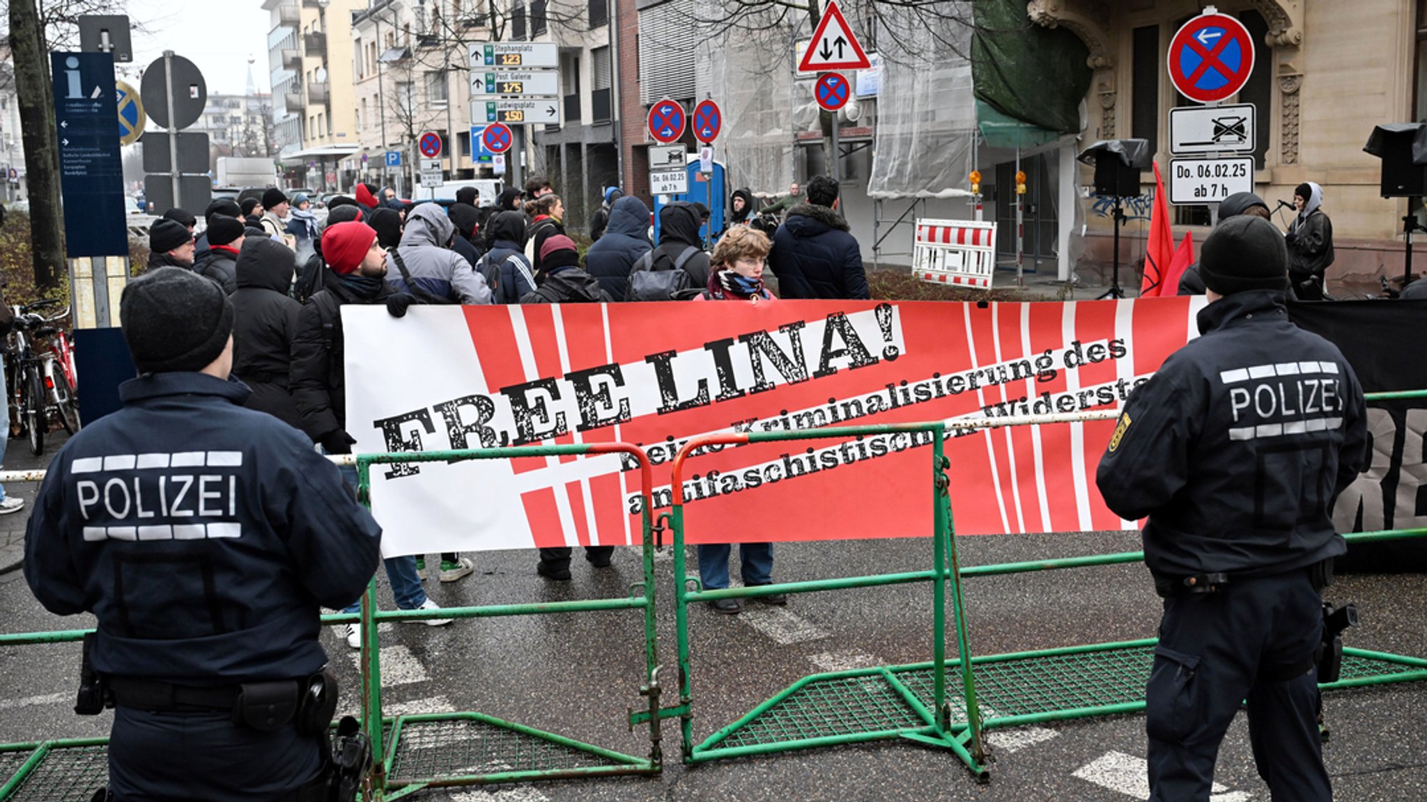 ARCHIV (06.02.2025) Baden-Württemberg, Karlsruhe: Vor dem Bundesgerichtshof (BGH) findet eine Demonstration statt. Hierbei wird ein Transparent gezeigt auf dem steht "Free Lina". Der BGH verhandelt zur Verurteilung von Lina E. Das Oberlandesgericht Dresden hatte die mutmaßliche Linksextremistin Lina E. im Mai 2023 wegen mehrerer Angriffe auf Rechtsextreme zu fünf Jahren und drei Monaten Haft verurteilt. Gegen das Urteil legten sowohl die Bundesanwaltschaft als auch die Angeklagte Revision ein. 