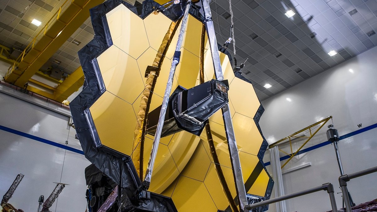 Der Hauptspiegel des neuen Weltraumteleskops durchmisst 6,5 Meter - und ist damit zu groß, um in eine Rakete zu passen. 
