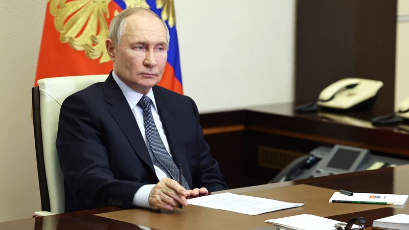 Der russische Präsident am Schreibtisch im Kreml bei einer Videokonferenz | Bild: Alexander Kazakov/Picture Alliance Der russische Präsident am Schreibtisch im Kreml bei einer Videokonferenz